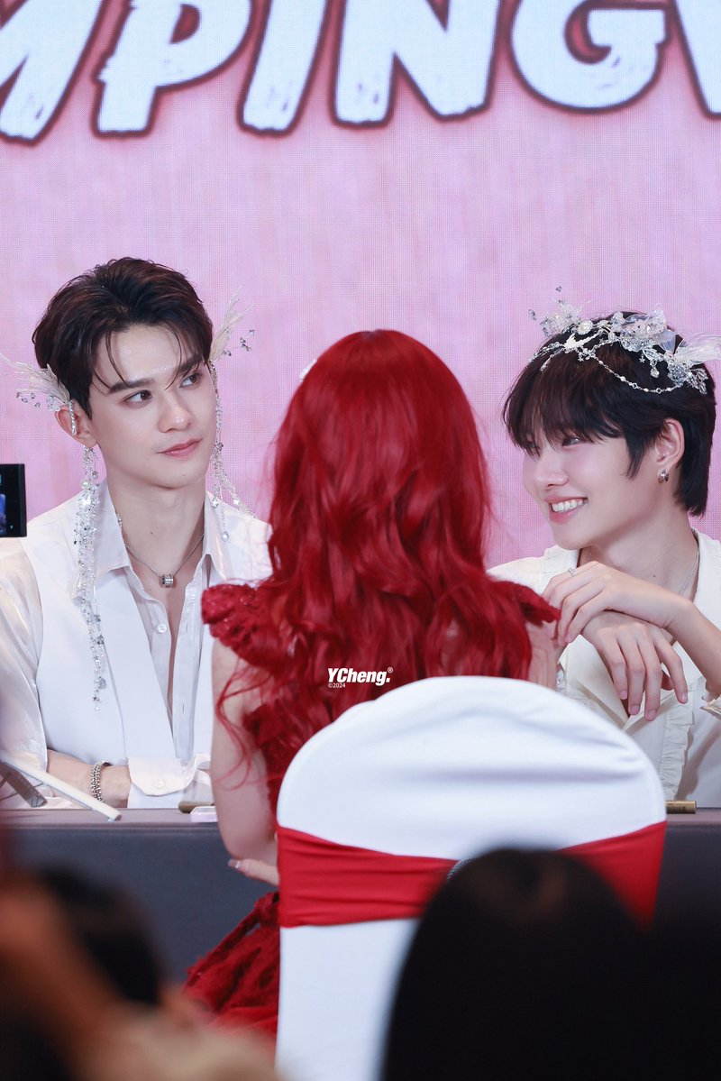 ycheng1205's tweet image. 🐰always smiles and looks at 🦆
Cutee
🦆🐰
#KengNamPingFSinShanghai
#KengHarit & #nampingster
#KengNamping #เก่งน้ำปิง