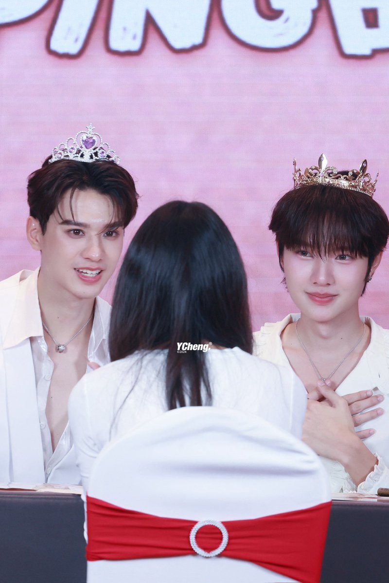 ycheng1205's tweet image. 🐰always smiles and looks at 🦆
Cutee
🦆🐰
#KengNamPingFSinShanghai
#KengHarit & #nampingster
#KengNamping #เก่งน้ำปิง