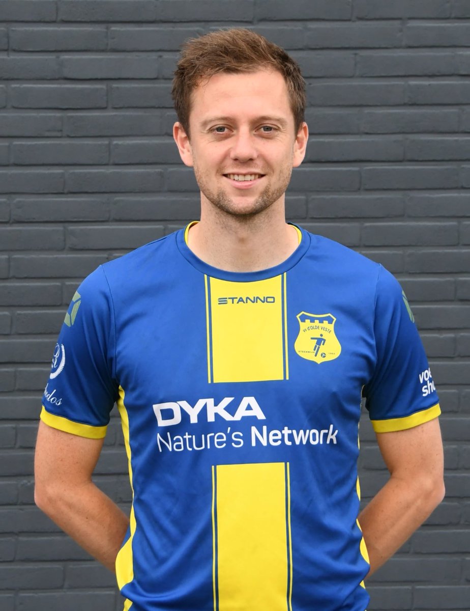 We starten zo aan de wedstrijd waarin Patrick de Vente begint aan de 300ste officiële wedstrijd in het blauwgele tenue