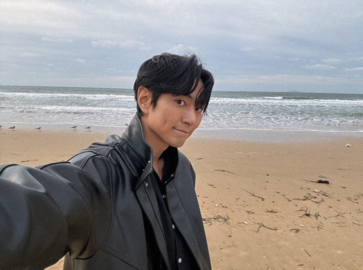 육 tweet media