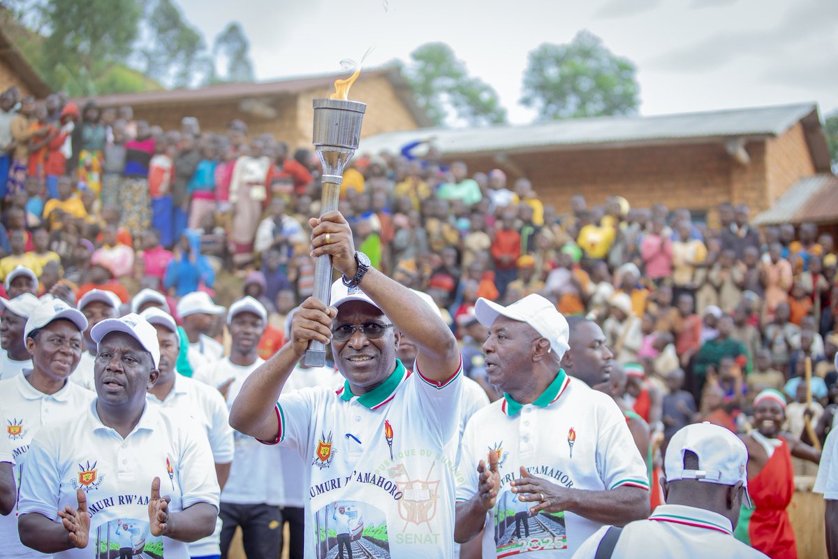 Burundi_senat's tweet photo. 1/2 #Burundi: Le Président du @Burundi_senat, Très Hon.Gervais NDIRAKOBUCA participe dans des festivités d'accueil du Flambeau de la paix, en commune #Bukinanyana, @Bujaprov2025, sa circonscription.
Par la suite, il s'est associé à la population de la colline et zone #Masango de cette commune dans des travaux de pavement de 4 salles de classe de l'ECOFO Nyaruhishi.