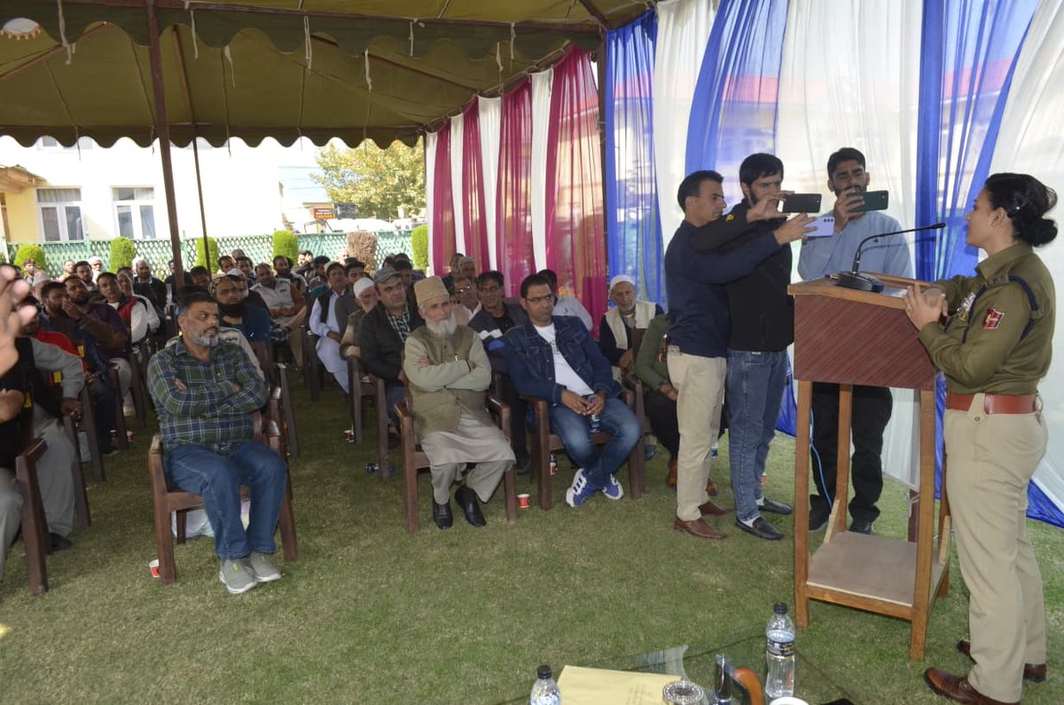 ssppul's tweet image. #Pulwama Police organised a Public Darbar at DPO Pulwama, presided over by SSP Pulwama Ms. Tanushree (IPS) accompanying Dysp Hqrs.
Members of Traders, Bar, Transport &amp;amp; Fruit Associations, Senior Citizens, Youth &amp;amp; Media attended.

#CommunityPolicing
@JmuKmrPolice @KashmirPolice
