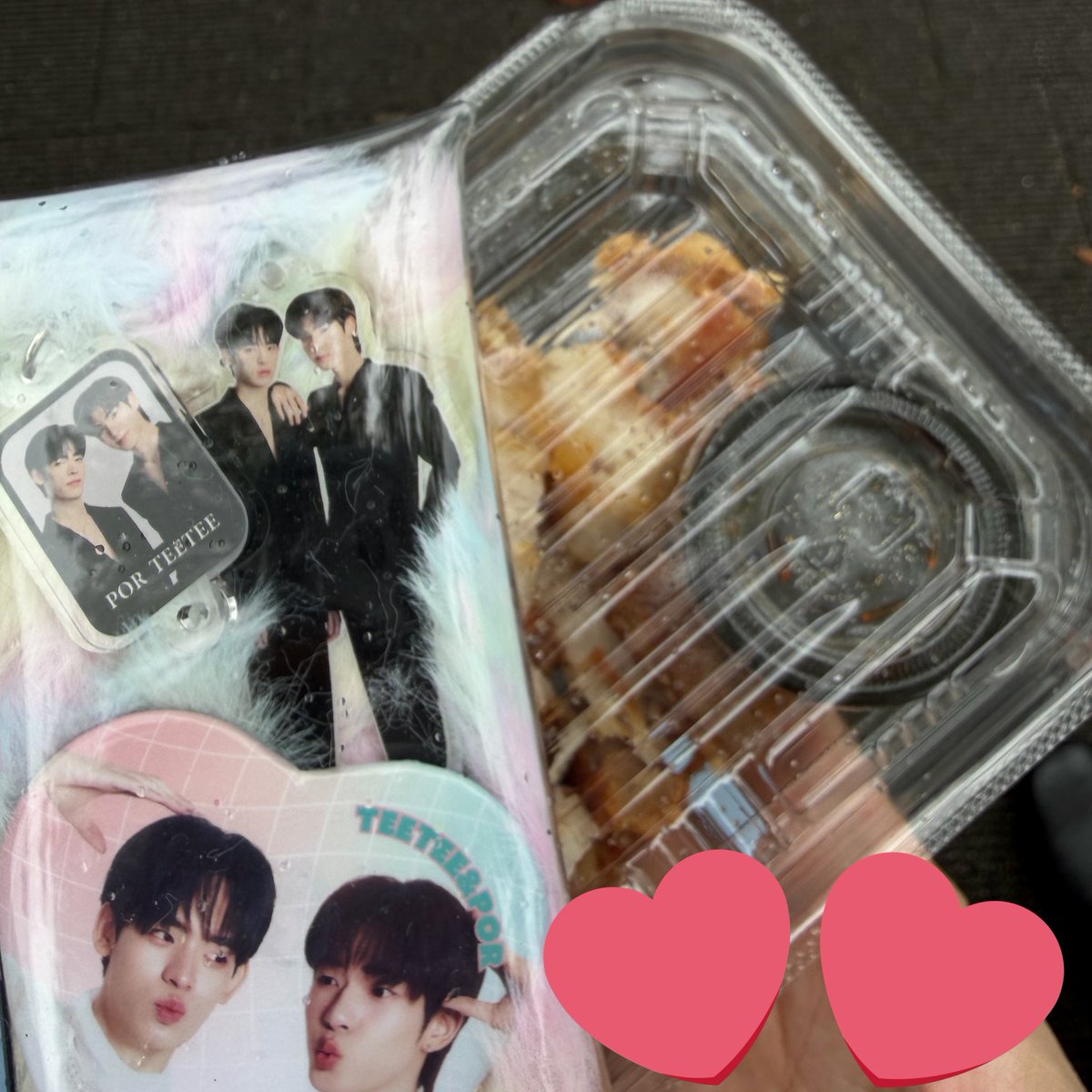 หมูกรอบที่ ตี๋ตี๋ รักมาก！！

Teeteeが大好きなカリカリ豚、ムーグローブだよ！！

初めて食べて、本当にカリカリしてて美味しかった！！🫶

#twnpich