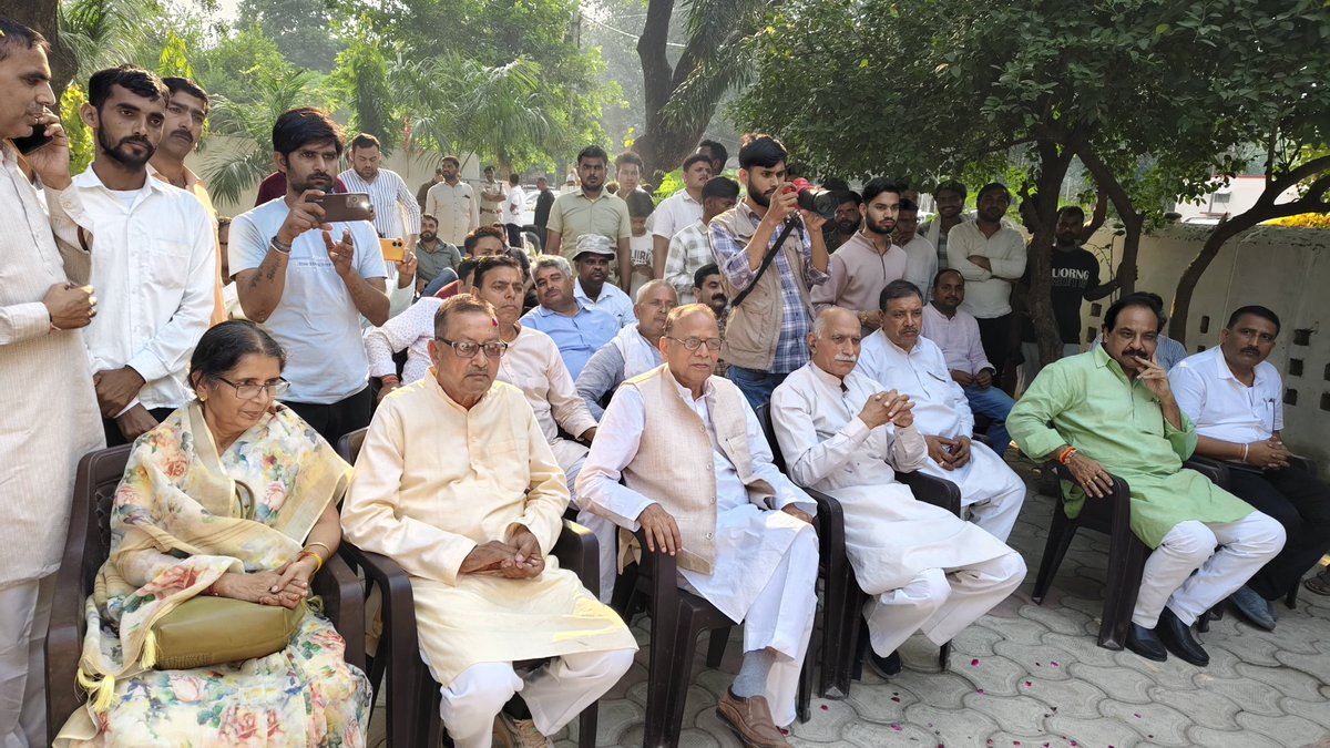 DevendraSinghMP's tweet image. आज भिंड प्रवास पर पधारे प्रदेश सरकार में ऊर्जा मंत्री श्री @PradhumanGwl जी का भाजपा जिला कार्यालय पर स्वागत किया। 

इस अवसर पर जनप्रतिनिधिगण, पार्टी पदाधिकारीगण व कार्यकर्ता जन उपस्थित रहे।  ।
#BJP4Bhind #DevendraNarwariya