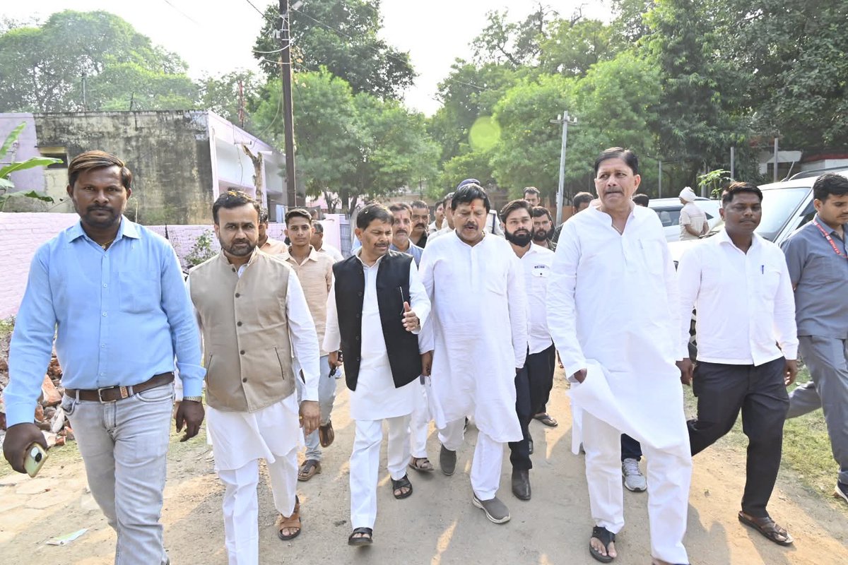 DevendraSinghMP's tweet image. आज भिंड प्रवास पर पधारे प्रदेश सरकार में ऊर्जा मंत्री श्री @PradhumanGwl जी का भाजपा जिला कार्यालय पर स्वागत किया। 

इस अवसर पर जनप्रतिनिधिगण, पार्टी पदाधिकारीगण व कार्यकर्ता जन उपस्थित रहे।  ।
#BJP4Bhind #DevendraNarwariya