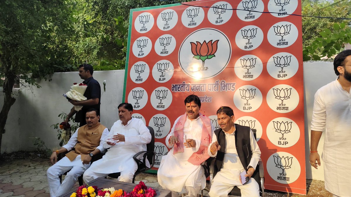 DevendraSinghMP's tweet image. आज भिंड प्रवास पर पधारे प्रदेश सरकार में ऊर्जा मंत्री श्री @PradhumanGwl जी का भाजपा जिला कार्यालय पर स्वागत किया। 

इस अवसर पर जनप्रतिनिधिगण, पार्टी पदाधिकारीगण व कार्यकर्ता जन उपस्थित रहे।  ।
#BJP4Bhind #DevendraNarwariya