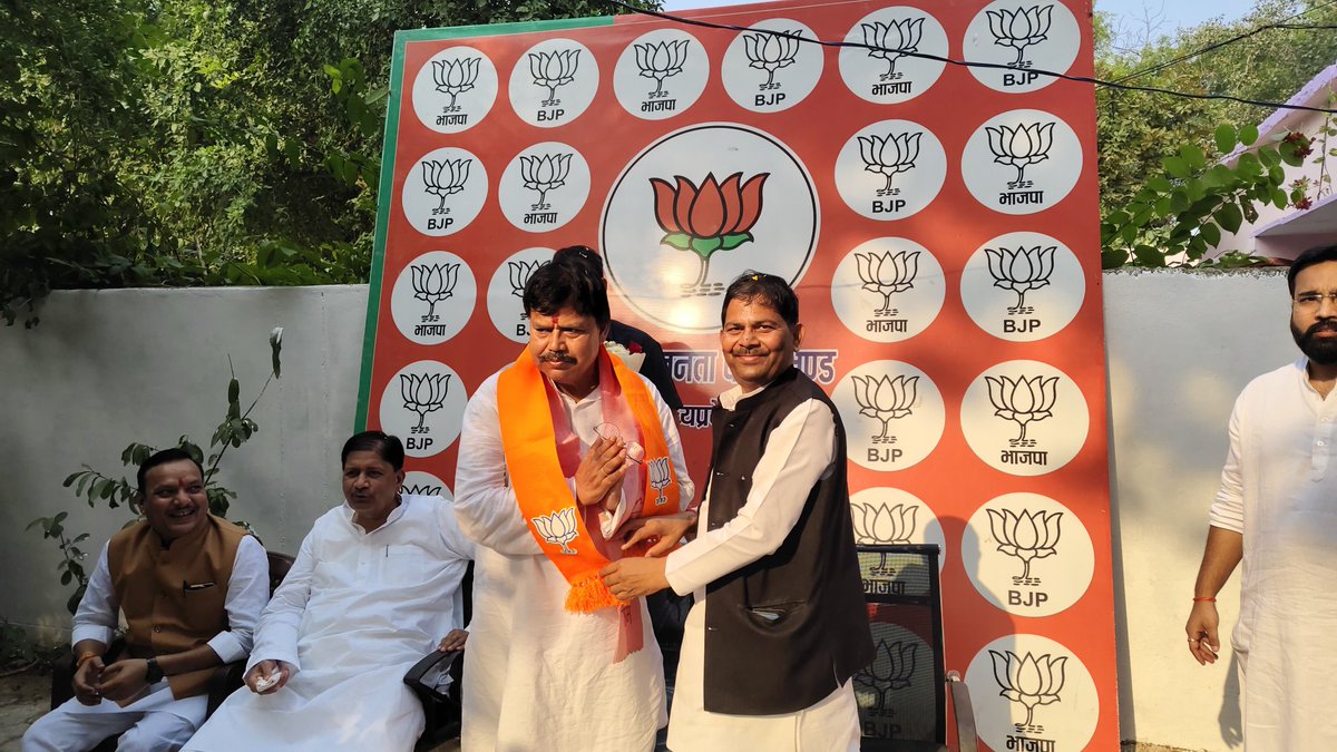 DevendraSinghMP's tweet image. आज भिंड प्रवास पर पधारे प्रदेश सरकार में ऊर्जा मंत्री श्री @PradhumanGwl जी का भाजपा जिला कार्यालय पर स्वागत किया। 

इस अवसर पर जनप्रतिनिधिगण, पार्टी पदाधिकारीगण व कार्यकर्ता जन उपस्थित रहे।  ।
#BJP4Bhind #DevendraNarwariya