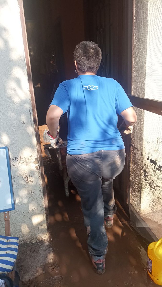 La brigada de <a href="/LoPanxampla/">Casal Popular Panxampla</a> hem estat ajudant a Vinallop. Encara queda molta feina a fer però amb el suport, ajuda i solidaritat entre veïns i veïnes, és la clau que ho canvia tot.
Gràcies a la família per haver-nos cuidat tant bé!
#TerresdelEbre