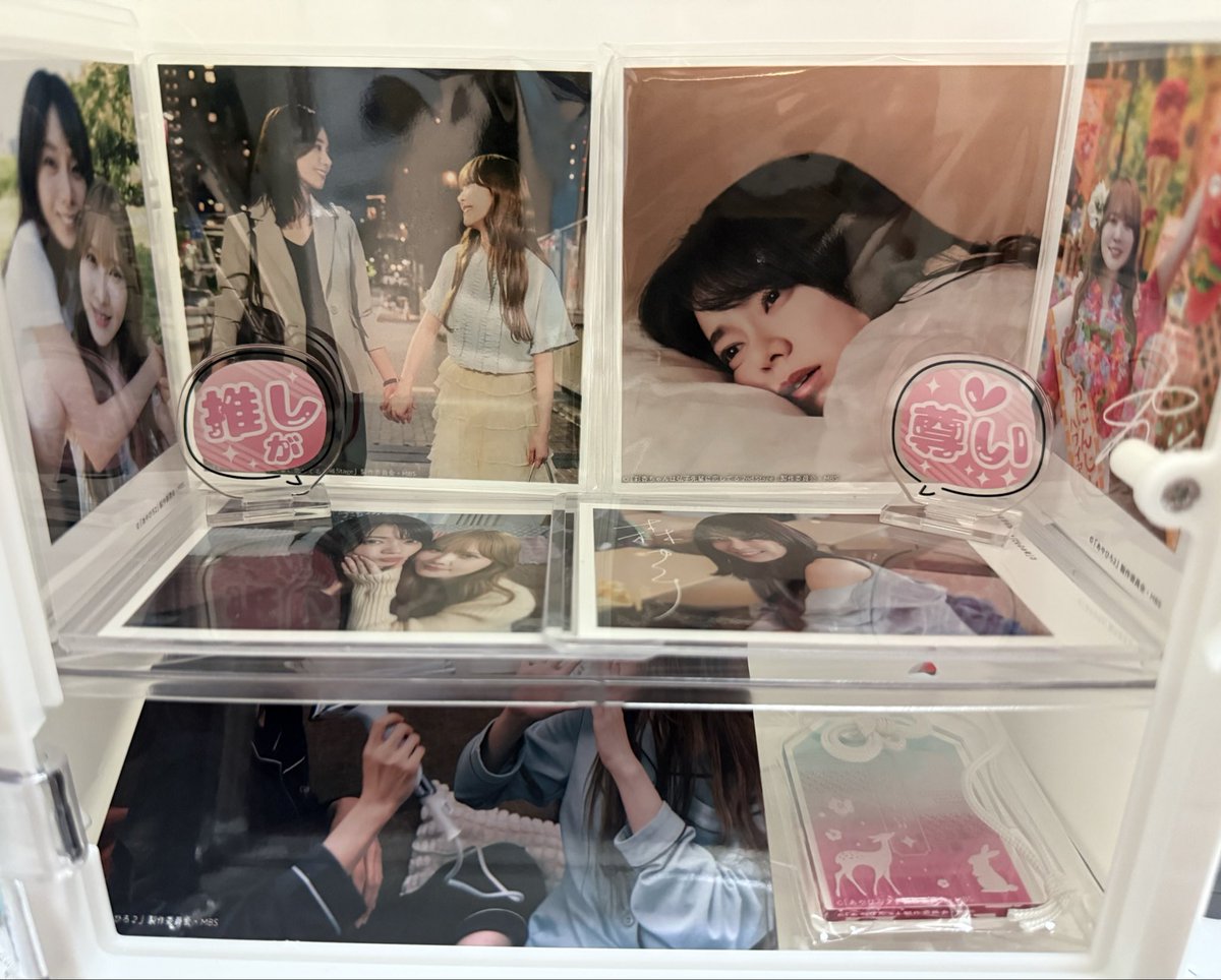 Sky0113's tweet photo. 小さなケースにおさめてみたが場所はここじゃ無さそうだよね？
大事なコレクションコーナーだけど
さすがにまわりが騒がしすぎだ https://t.co/J28Z0wwfcP