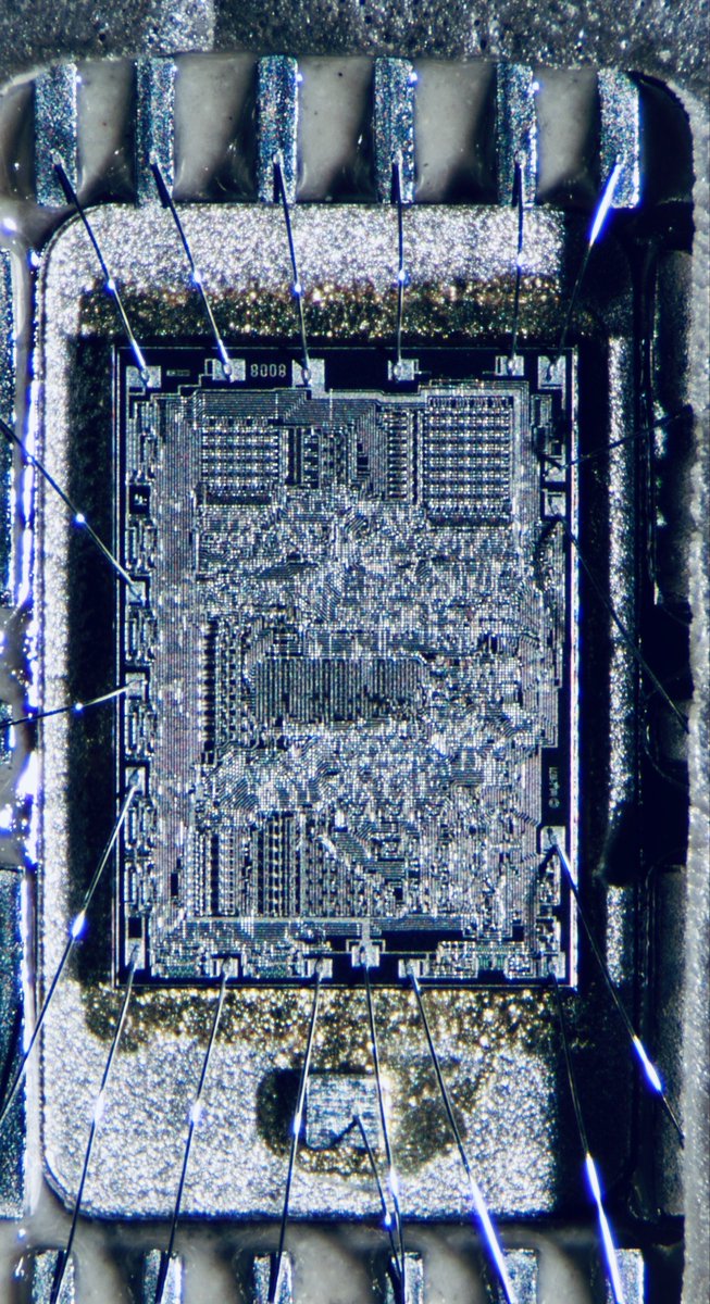 duke_cpu's tweet image. It’s #Intel‘s first 8bit microprocessor!
Next, I go closer using my Wild/Leica stereomicroscope with phototube. As the light comes from the side, the image is high in contrast due to reflections on the top metal layer. But there is much more below the surface…
(4/n)