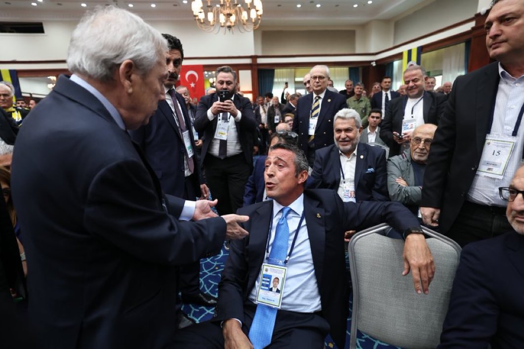 Bu ikilinin Fenerbahçe Kongreleri’nden  ayrı olarak ve banlanarak bir talkshow veya Netflix’e satılmalık bir reality show yapmalarını öneriyorum. Her bölümü ayrı reyting rekoru kırar.