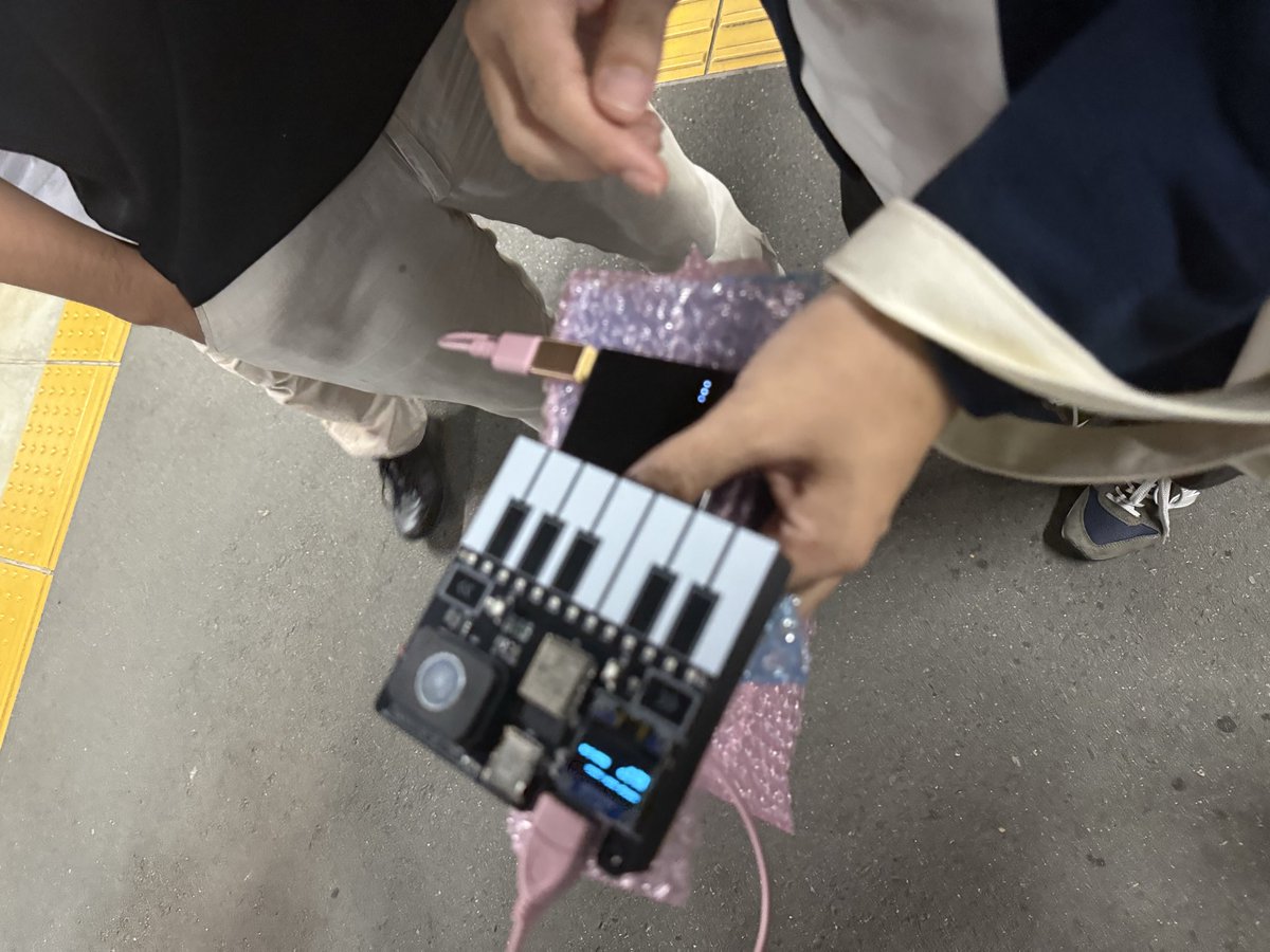 n0bisuke's tweet photo. 記録機能はないけどMIDI音源再生機能はある自作シンセ。作者の人がピアノ弾けないから記録機能はいらないって言ってたのが面白かった

 #NT名古屋 https://t.co/to8YKVYumU