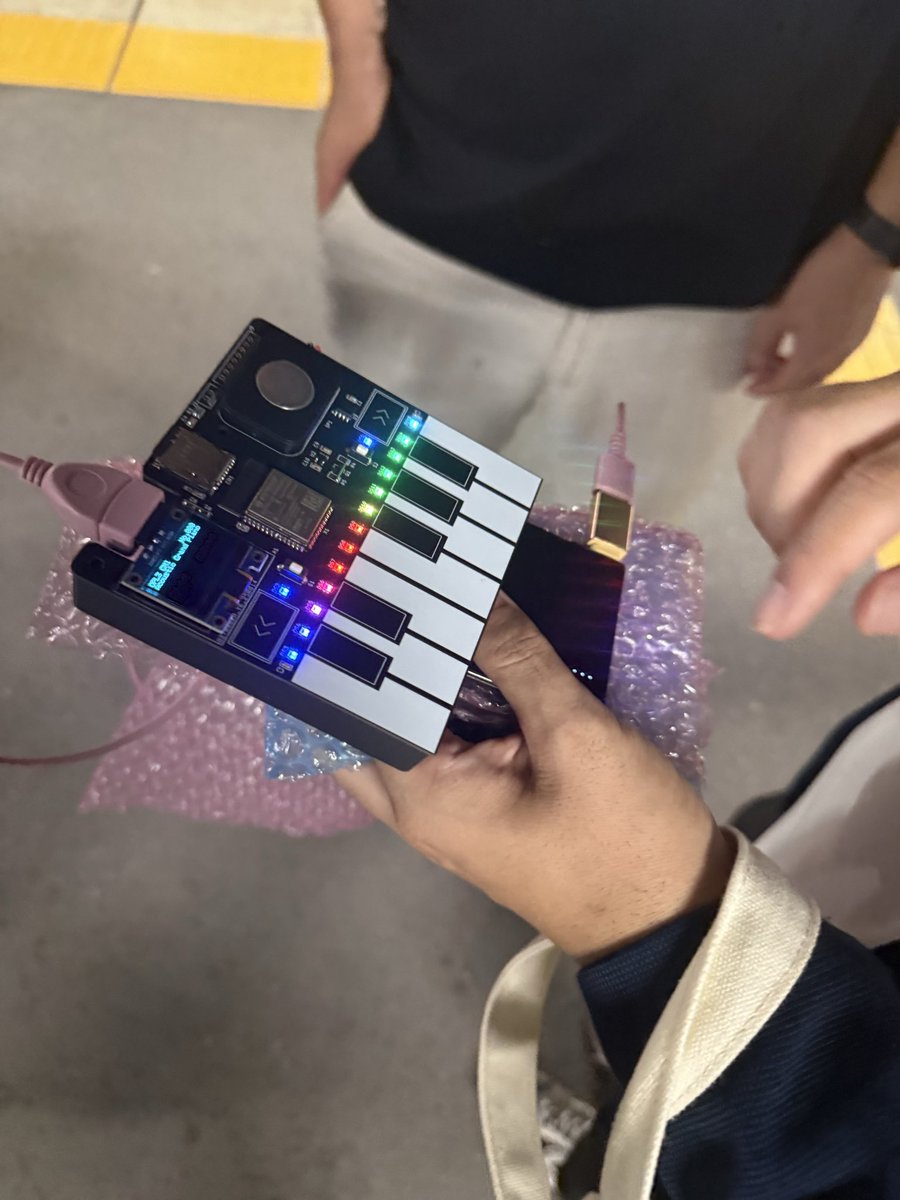 n0bisuke's tweet photo. 記録機能はないけどMIDI音源再生機能はある自作シンセ。作者の人がピアノ弾けないから記録機能はいらないって言ってたのが面白かった

 #NT名古屋 https://t.co/to8YKVYumU
