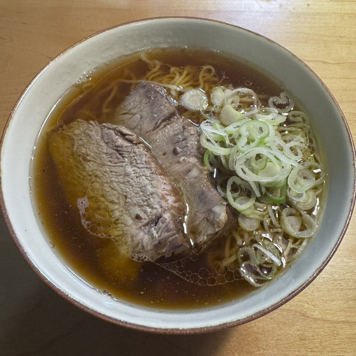 jun0419's tweet photo. 料理教室HAPPY COOKINGで、八咫烏店主• 居山勢シェフに学ぶ 身近な食材で作るプロのラーメン「醤油ラーメン&amp;トマト坦々麺他」をヨメが受講してきて、材料をお裾分け頂いたので、自宅で習ったラーメンをヨメが再現

うめぇ〜とシャウトしながら2品完食😋
久しぶりにお店で絶品ラーメン食べた〜い https://t.co/4PUfYeUgYF