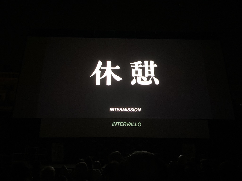 cinefilDVD's tweet image. 昨年6月、ボローニャ復元映画祭、金曜の夜の『七人の侍』野外上映。この大広場、椅子は2,000席置いてあるのですが、まわりの石畳での座り込みや、カフェの席から観てる人も含めると、ざっと5,000人の侍。イタリアの人も久蔵の「2人」でどっとウケてました。