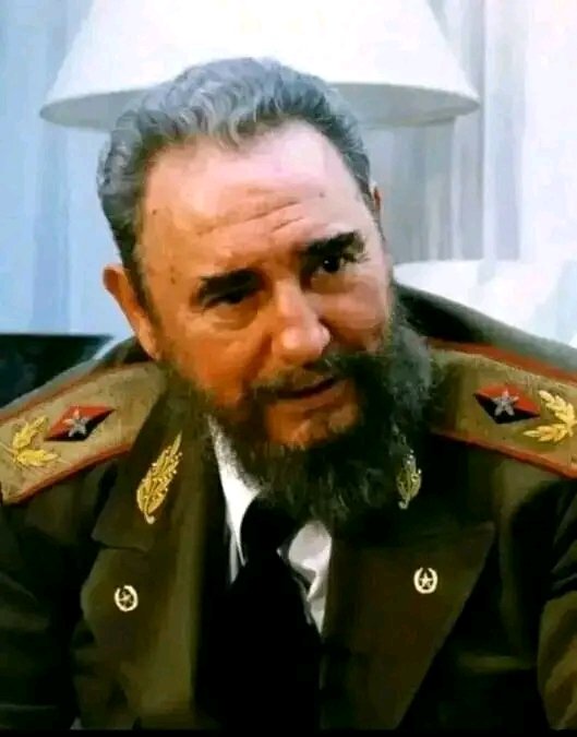 MinfarC's tweet image. “No somos simples espectadores. Este mundo es también nuestro mundo. Nadie puede sustituir nuestra acción unida, nadie tomará la palabra por nosotros. Solo nosotros, y solo unidos, podemos rechazar el injusto orden político y económico mundial ..." #100AñosConFidel