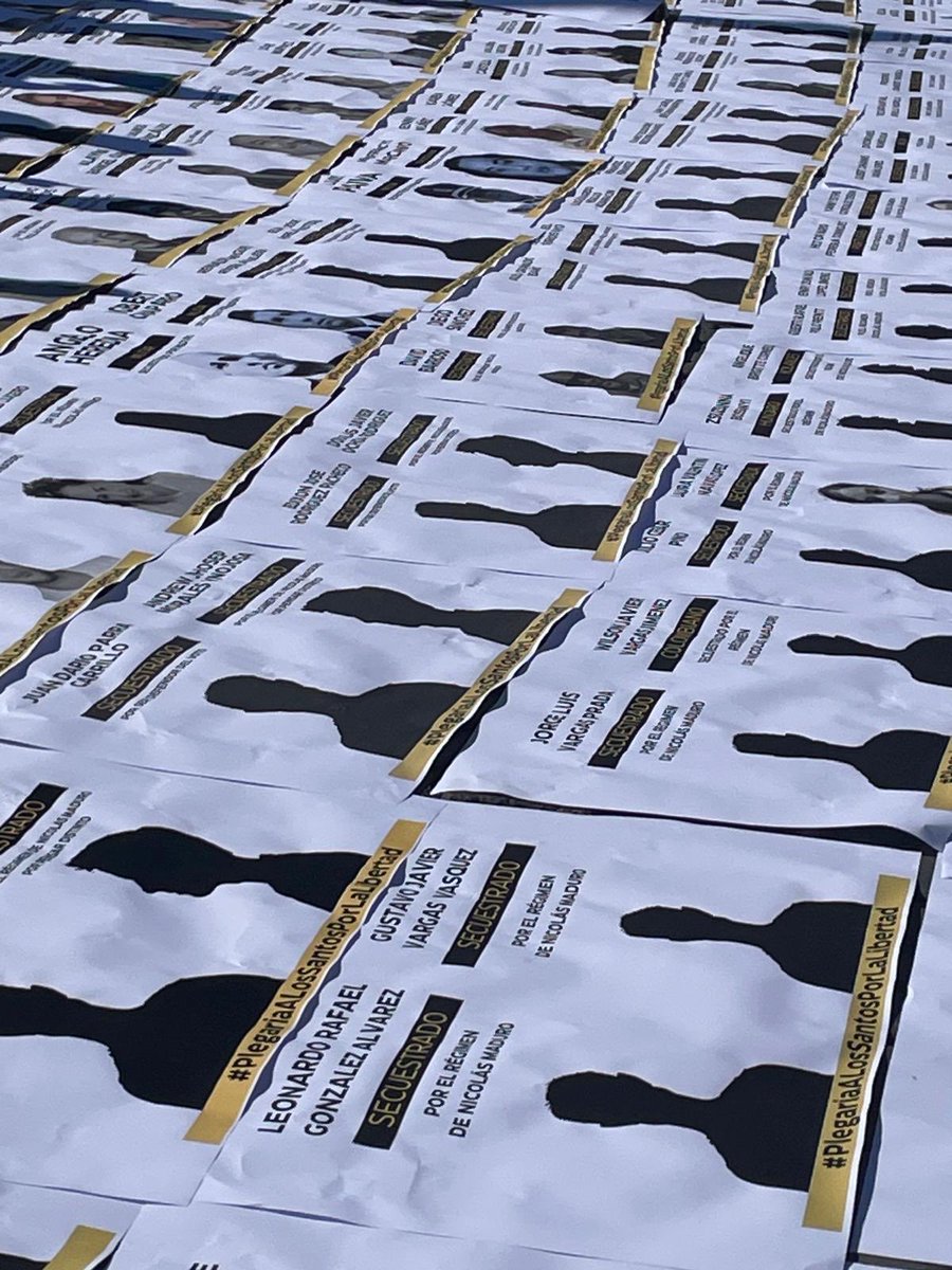 Los nombres de los más de 800 presos políticos venezolanos presentes en la Piazza del Risorgimiento, en Roma. 

Son rehenes de Maduro y su régimen; merecen libertad.

Por ellos abogamos ante el Papa León XIV, para que la Iglesia interceda y estén otra vez junto a sus familias.