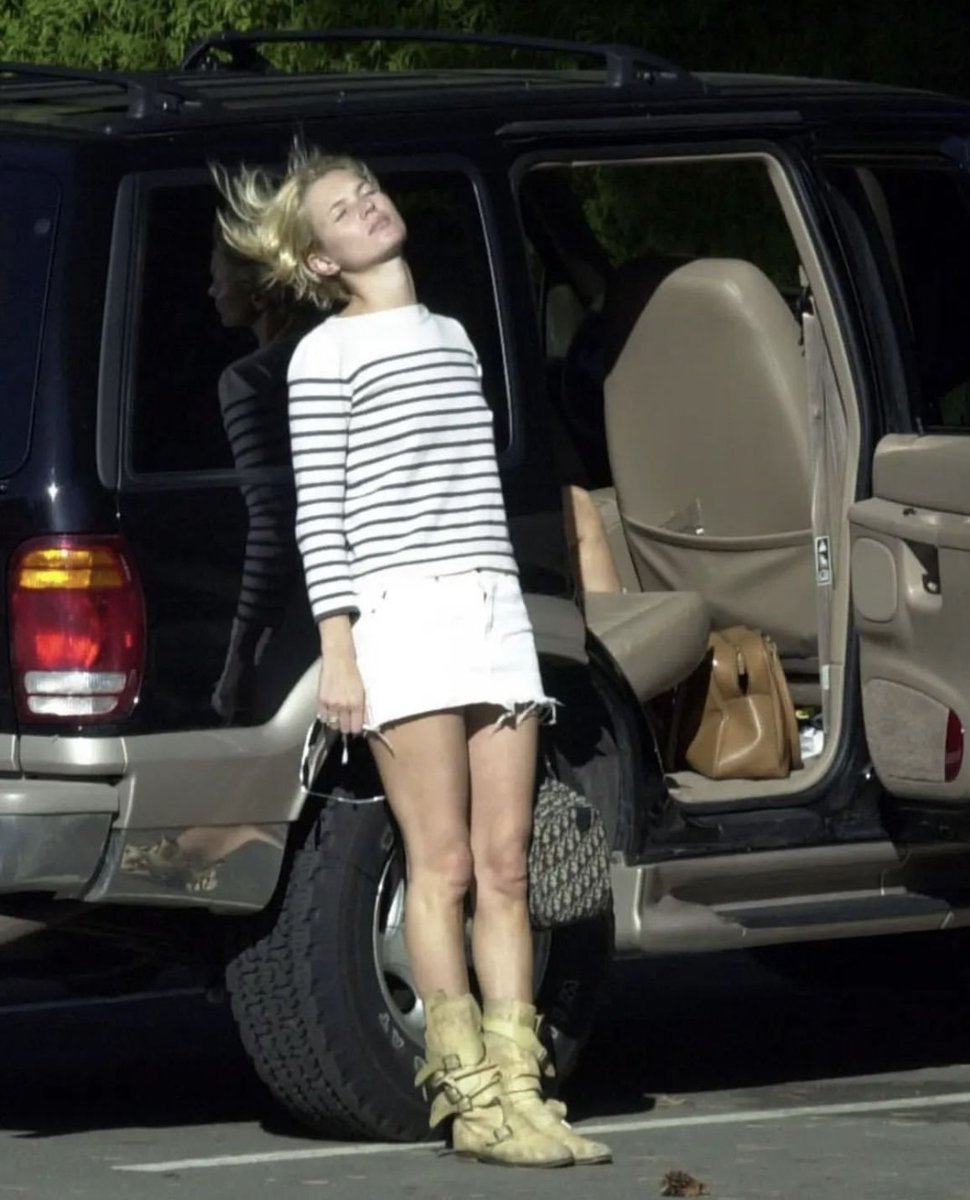 luhaenten's tweet image. Reconceptualised my inability to form meaningful connections with others as an innate at oneness with the world