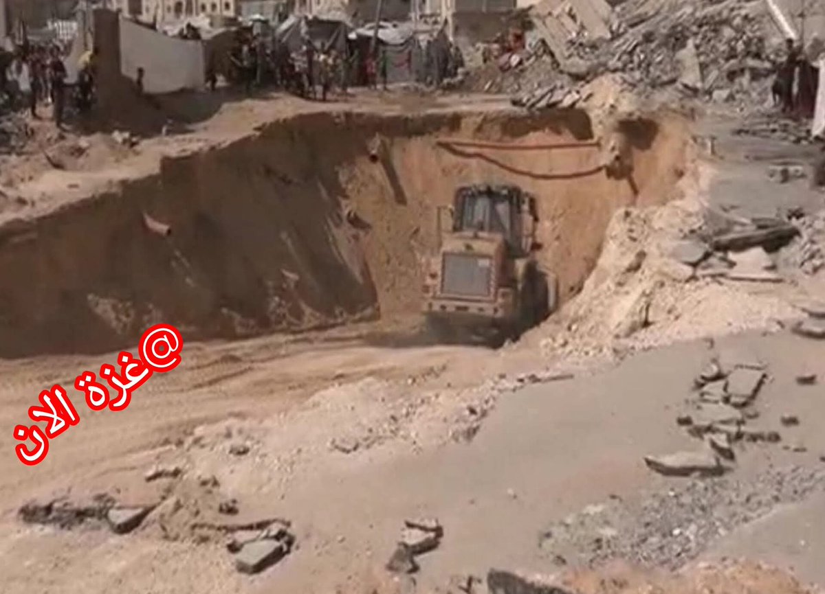 قمة الانحطاط الأخلاقي أن ينشغل العالم في البحث عن طريقة لإخراج 19 جثة إسرائيلية، بينما أكثر من 10 آلاف مفقود غزاوي لا يزالون تحت الركام، بلا صوت، بلا أسماء، بلا جهد دولي لانتشالهم، عائلات بأكملها دفنت تحت بيوتها  لم ولن يسأل عنهم أحد
المشهد يعكس ازدواجية المعايير وسقوط الإنسانية.