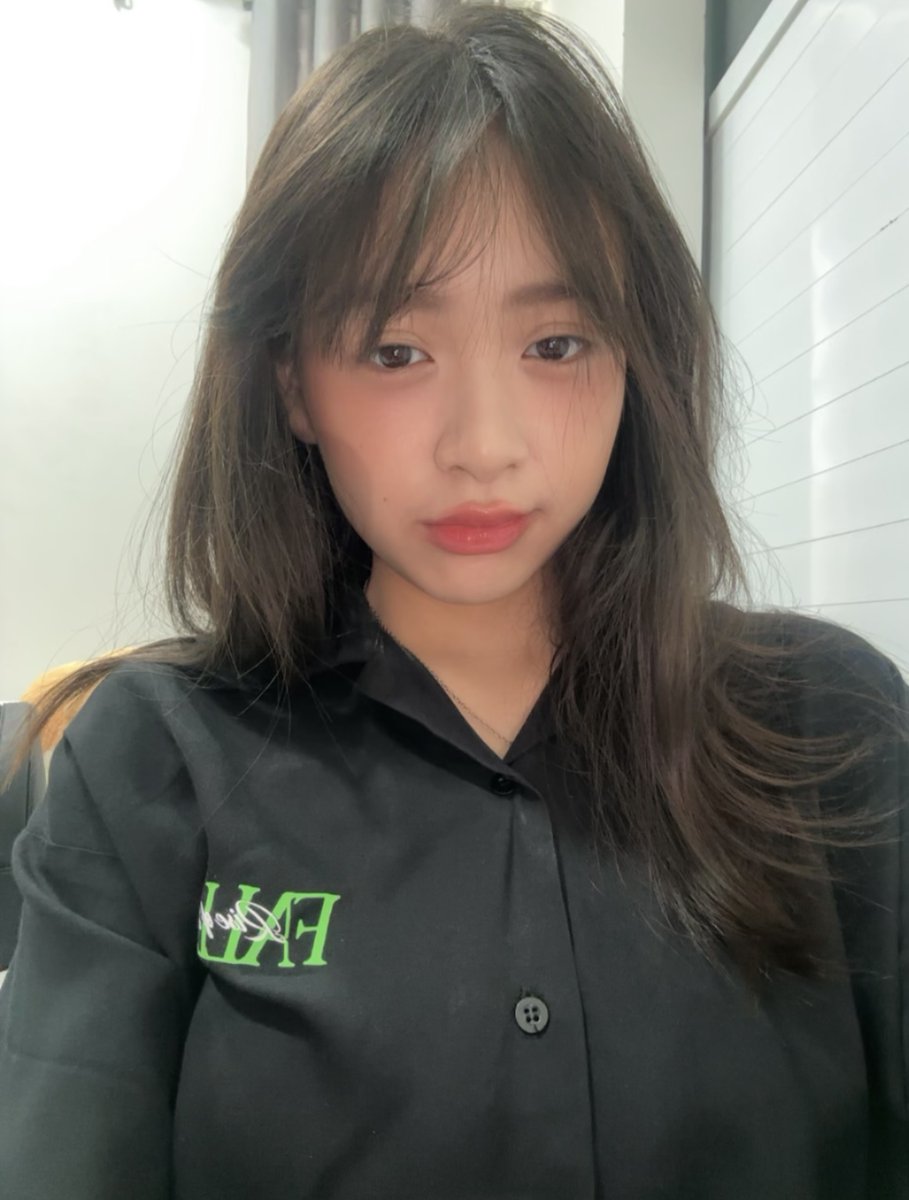 Terimakasih banyakk untukk ucapan dan yang suda nemenin idn livenya, 🥹 lagi membaca ucapanya.. terharu 😭huwaaa, besok aku lanjutin ya, pokoknya terimakasih sebanyak banyaknya suda menemani proses Lily hingga sekarang :) saranghae sekebon 🙆🏻‍♀️🫶🏻 jgn lupa istirahat #NiteLy 🤍lof