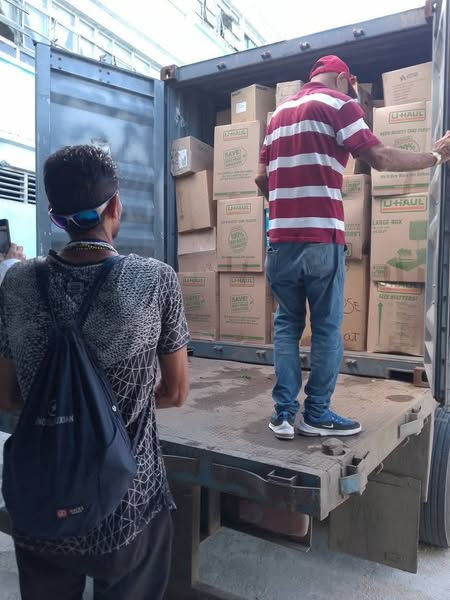 El amor por #Cuba no conoce distancias. ❤️
Un  caluroso agradecimiento a nuestros hermanos cubanos en 🇨🇦#Canadá por  su donativo de insumos médicos, recibido en el Hospital "Celia Sánchez  Manduley" de #Manzanillo.
Su solidaridad fortalece nuestra salud pública. ¡Gracias!