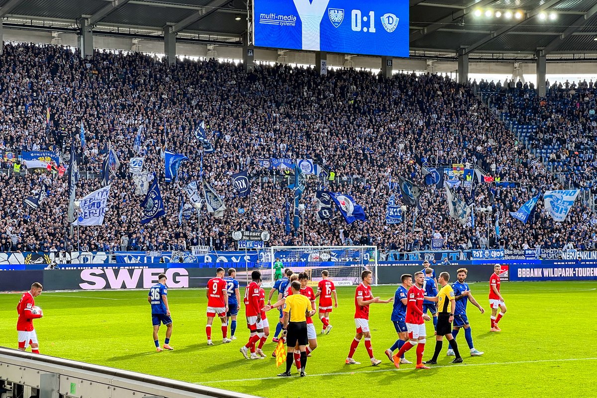 Südwestderby im #Wildparkstadion. Der #Betze verspielt eine 2:0 Führung beim #KSC und geht dann aufgrund eines Last-Minute-Treffers von Marlon Ritter doch als Sieger vom Platz.💪🏻 
#KSCFCK ❤️🤍❤️