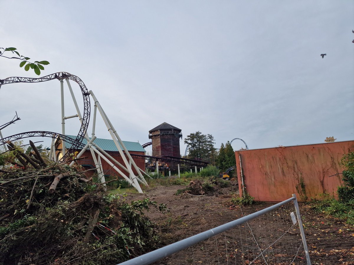 plopsadventures's tweet photo. Unieke gezichten op het Dorpsplein. Door de voorbereidende werkzaamheden voor de bouw van het nieuwe complex met o.a. een flying theater verscheen er een enorme open vlakte. https://t.co/fsARXAEqF9