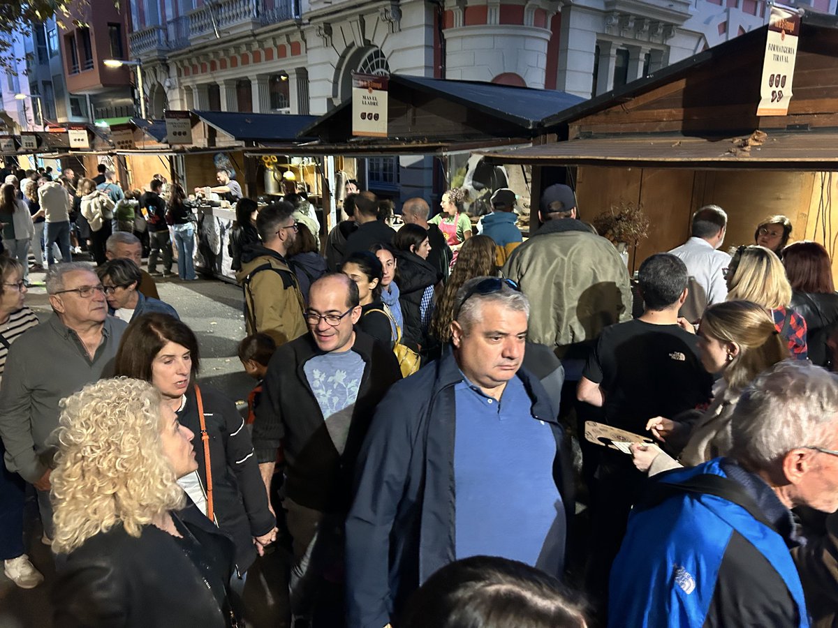 #EnImatges #LaSeu s'omple de veïns i visitants per viure la <a href="/firastermengol/">Fira Sant Ermengol</a>. Galeria d'imatges: tuit.cat/fb9zv