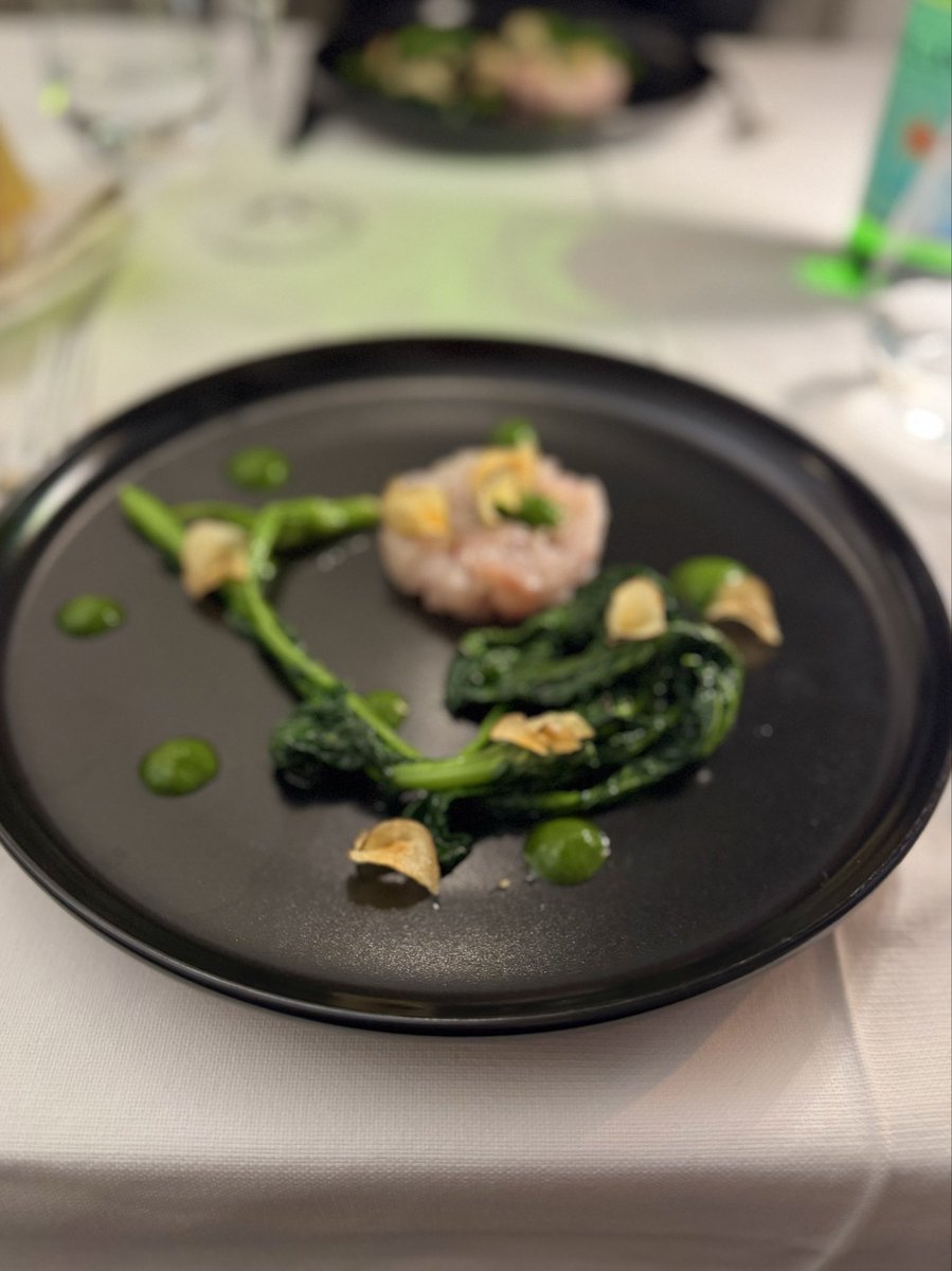 gatschrunner's tweet image. Il ristorante #Ego a Trieste: creativo, motivato e pieno di passione.
Lo chef Michele e il proprietario Roberto reinterpretano la cucina friulana con fantasia, trasformando i sapori tradizionali in piatti sorprendenti. Ogni creazione è un piccolo capolavoro.