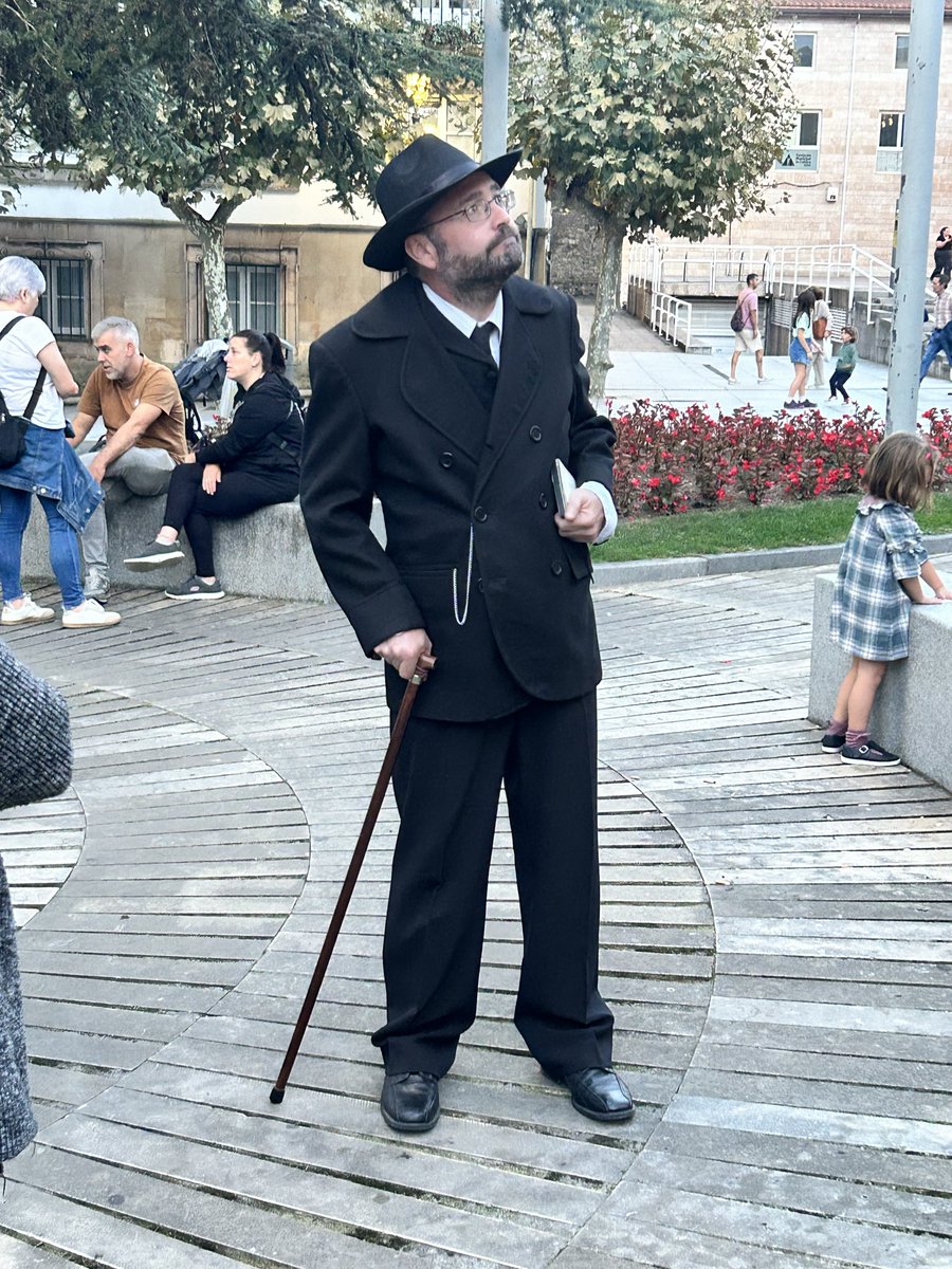 Marcos del Torniello percuerre les cais d’Avilés falándonos de la so vida y obra. #Festillingües