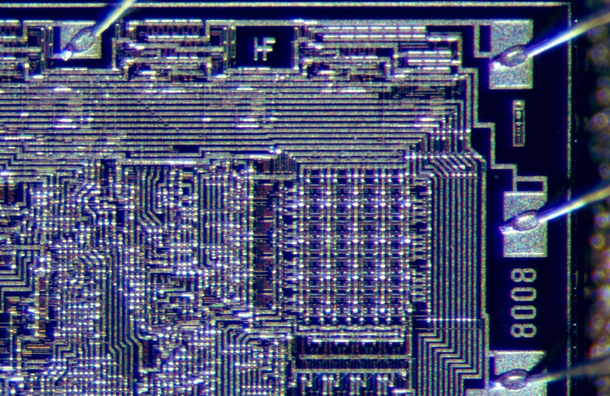 duke_cpu's tweet image. The #Intel i8008!
Designed in 1971, launched in April 1972.
The design team was (almost) the same as for the i4004. Next to F. Faggin, T. Hoff, S. Mazor, a new member joined: Hal Feeney. His initials (HF) are eternally perpetuated onto the die!
(5/n)