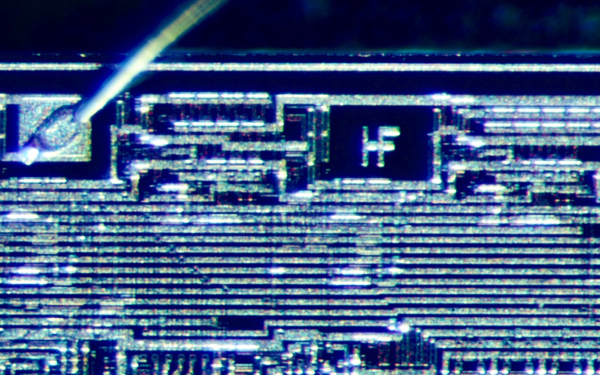 duke_cpu's tweet image. The #Intel i8008!
Designed in 1971, launched in April 1972.
The design team was (almost) the same as for the i4004. Next to F. Faggin, T. Hoff, S. Mazor, a new member joined: Hal Feeney. His initials (HF) are eternally perpetuated onto the die!
(5/n)