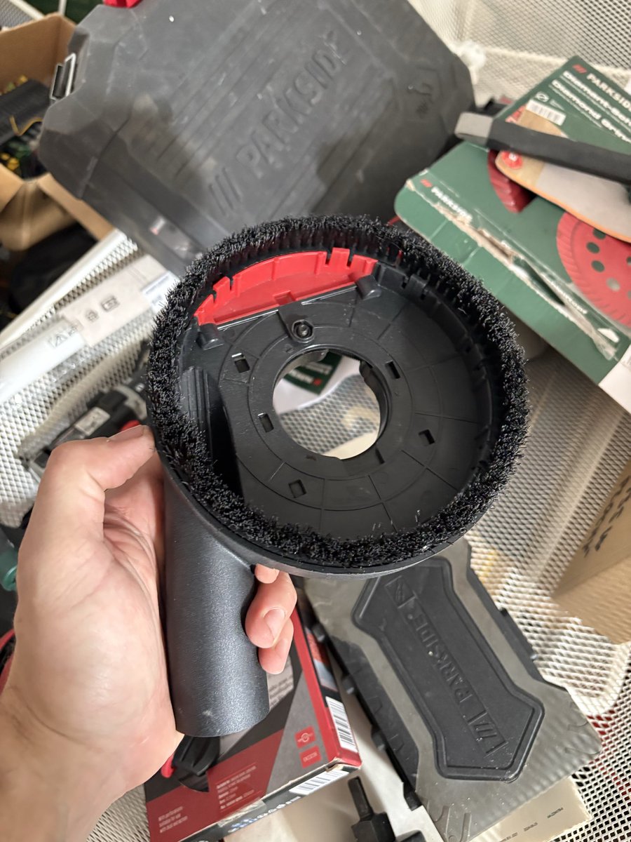 Kdyz skladas ikea Pax s posuvnyma dverma v panelaku a pohlaha ma rozdil nekolika mm, jiste vis co to znamena… #nereality