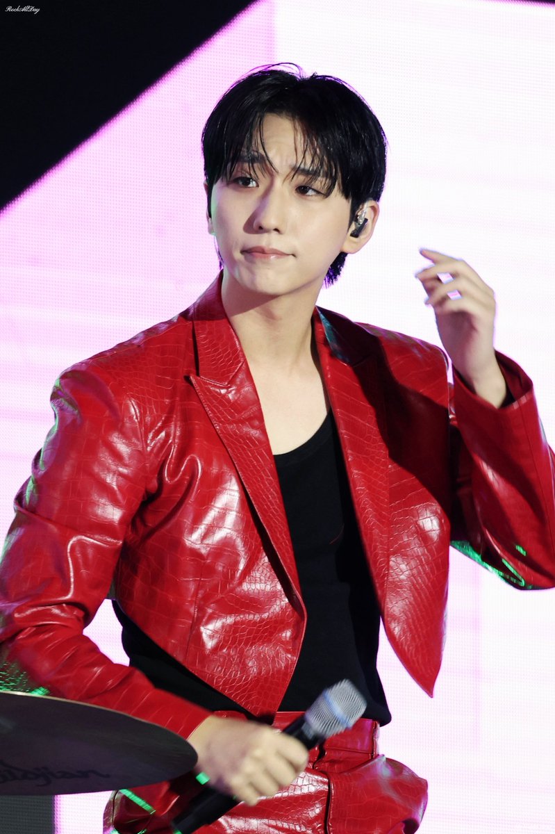 i feel like a victorian man seeing ankles for the first time