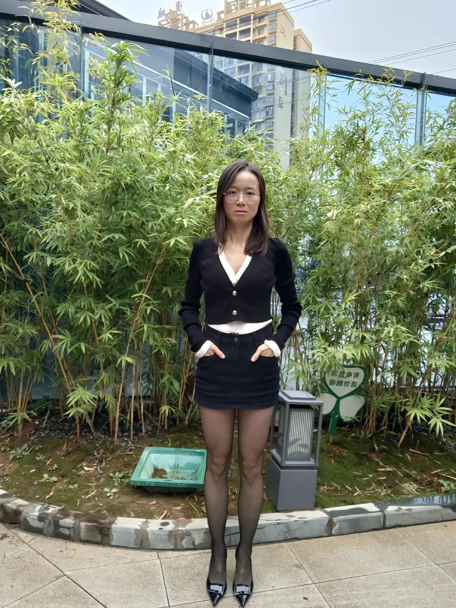 眼镜黑丝骚母狗