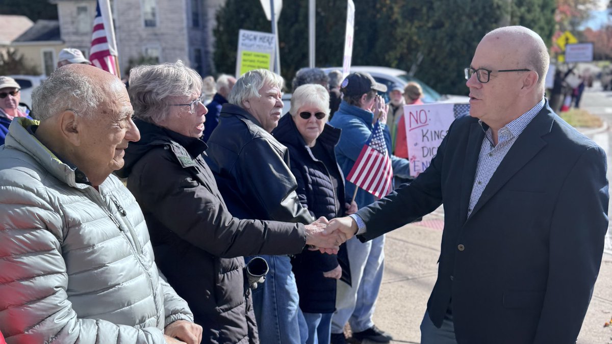 JeffWice's tweet photo. Tremendous turnout for #NoKings in New England & great to see the great Rep Jim McGovern in #Northampton MA @McGovernMA https://t.co/8fUBqT8LuX