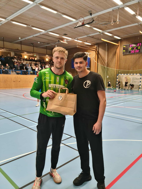 Fullt hus i Arena C. Country vinner mot HK Skövde. 34 - 27. Adam får pris som Matchens lirare av William Karadag från Pizzeria Prima.