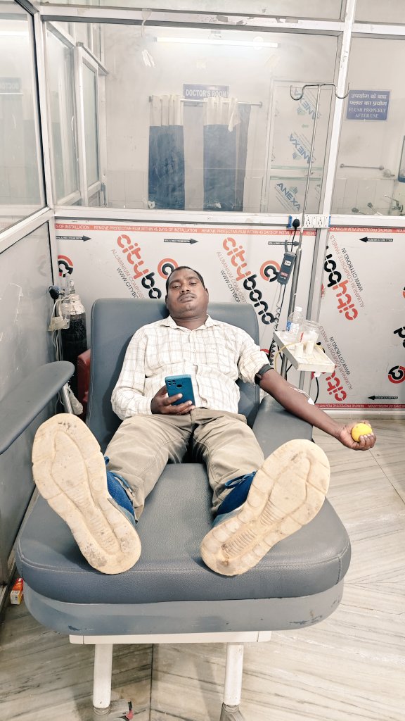 SevaKoderma's tweet image. #Blood #Donors bring #Sunshine. #Rakhtveer member #Dinesh paswan ji donated  blood in #Geeta clinic #Jhumri teliya for a critical #anemic patient #Hemanti  Devi .Hat's off to You.🩸
@hydblooddonors
@BloodDonorsIn
@dckoderma 
@AjitPawarSpeaks
@DrRadhaJi