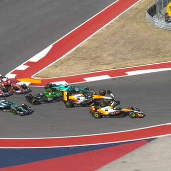 blog_formula1's tweet photo. 🚨 ZAK BROWN CULPA NICO HULKENBERG 🚨

Zak Brown após a batida entre Hulkenberg, Piastri e Norris: 

"Nenhum dos nossos pilotos tem culpa, foi uma pilotagem amadora de uns pilotos ali na frente e que acabaram com a corrida dos nossos dois pilotos. Quero ver o replay novamente, mas claramente Hulkenberg bateu no Oscar e ele não tinha que estar ali"

Qual a opinião de vocês?