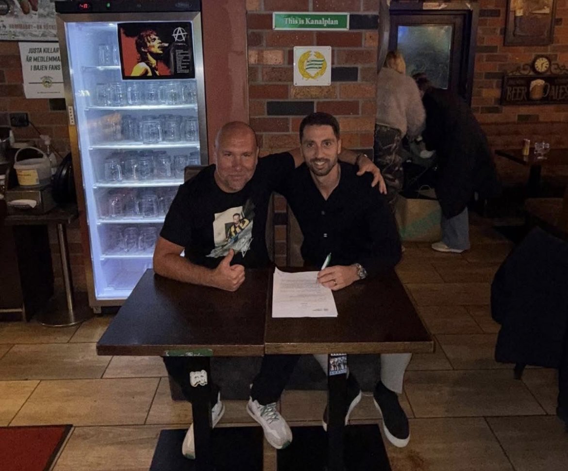 Klassbild! Såhär ska ett kontrakt signeras.