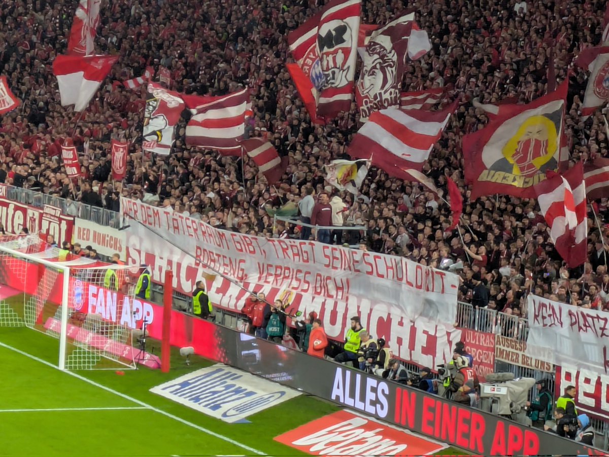 iMiaSanMia's tweet image. The Südkurve protesting against Jérôme Boateng returning to the club

'Whoever gives the perpetrator space bears his guilt - Boateng, pi*s off!'

'No place for character pigs in our club. No more place for Boateng'

'No stage/platform for perpetrators. Pi*s off Boateng!'

📸…