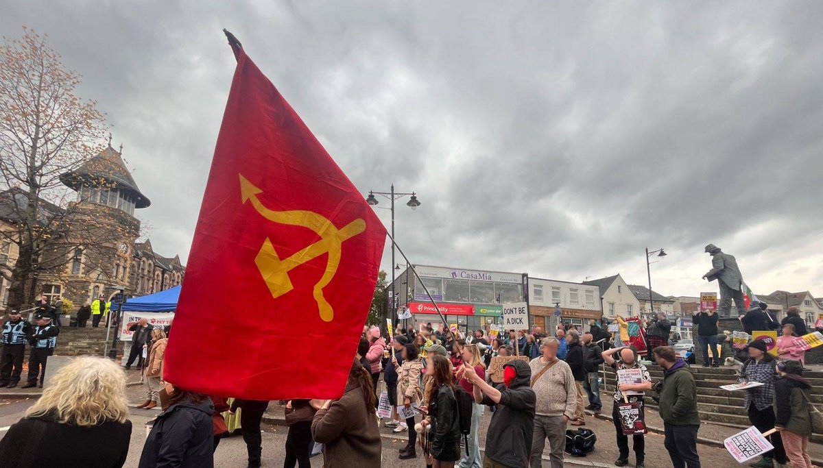 Today, WUN members cleaned up roadsides and paths in Caerphilly before joining a large antifascist demonstration in town centre.

Reform are here to spread hate and do nothing else, while socialists are part of local communities and care about improving their local areas.