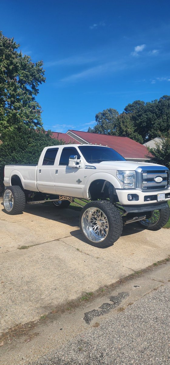 My dad finally finished his truck... THIS SHITS RIDICULOUS 🔥🔥🔥🔥🔥