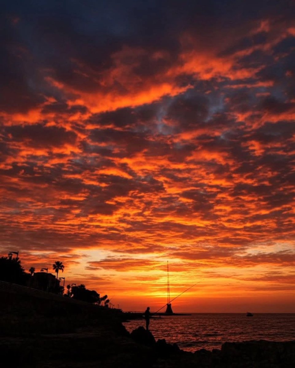 من أجمل إبداعات الخالق  لحظة الغروب التي ترسمها الشمس يومياً في بحر  بيروت...❤️