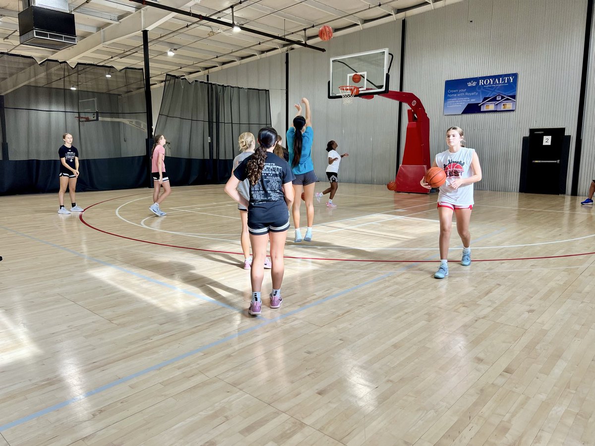 gvbacademy's tweet image. Today’s Coats For Kids Charity Clinic was a huge success 🙌 Players got better, competed, and gave back — all for a great cause. Appreciate all of those who came out to support @ProjAssistInc! #GivingBack #CoatsForKids 🙌🏀