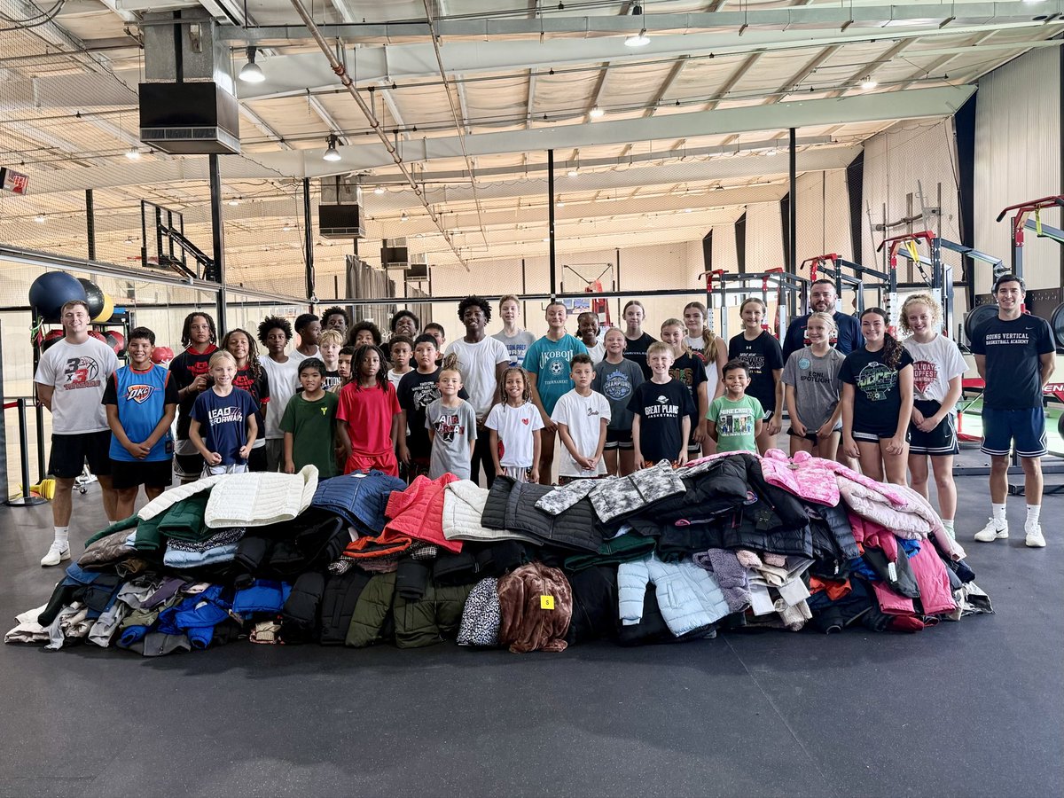 gvbacademy's tweet image. Today’s Coats For Kids Charity Clinic was a huge success 🙌 Players got better, competed, and gave back — all for a great cause. Appreciate all of those who came out to support @ProjAssistInc! #GivingBack #CoatsForKids 🙌🏀