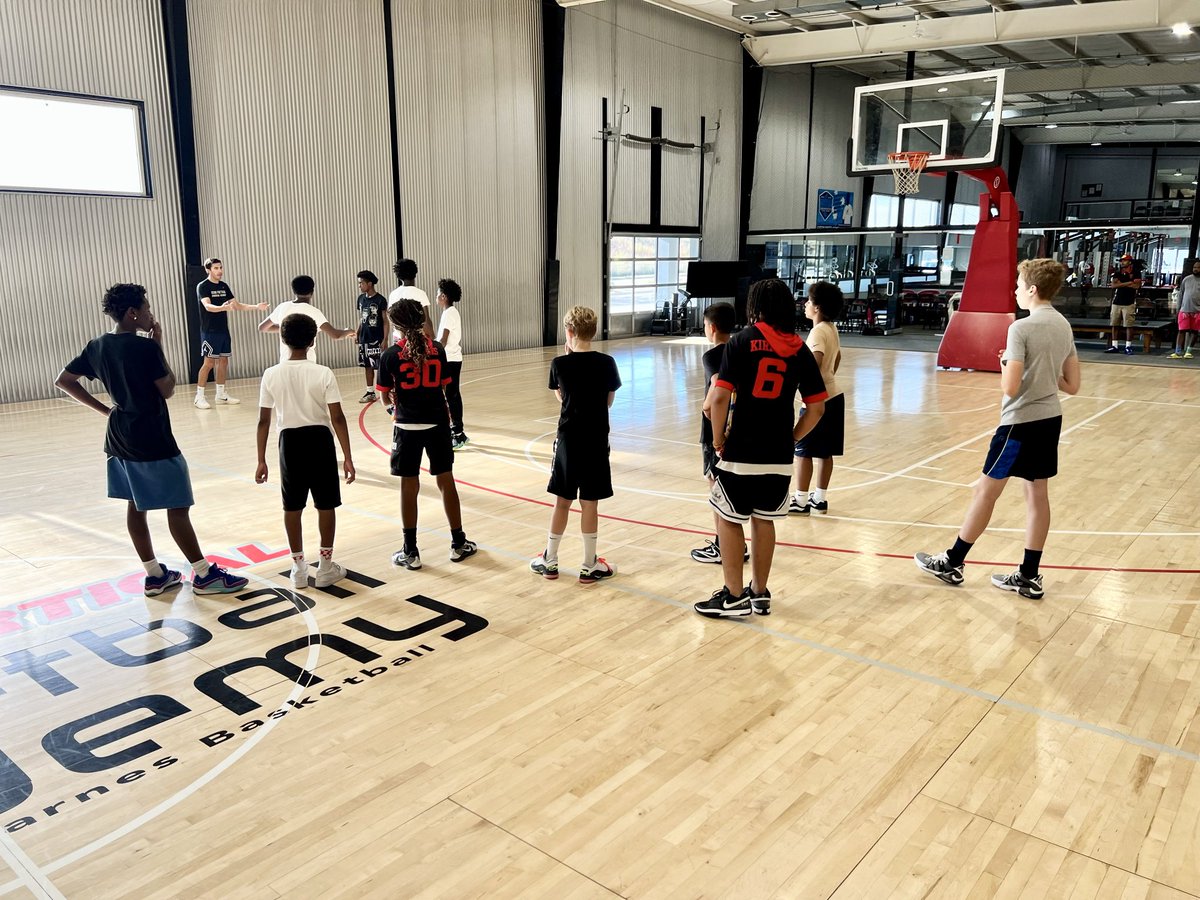 gvbacademy's tweet image. Today’s Coats For Kids Charity Clinic was a huge success 🙌 Players got better, competed, and gave back — all for a great cause. Appreciate all of those who came out to support @ProjAssistInc! #GivingBack #CoatsForKids 🙌🏀