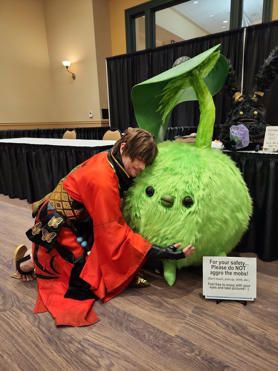 A baby ♡

(I got permission to hug)