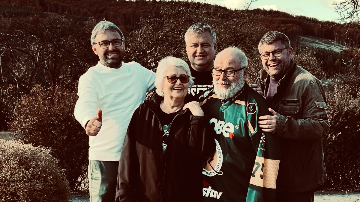 Tři bratři, s rodiči. Mamka má dnes narozeniny, taťka měl včera půlkulatiny, tak na Valašsku slavíme🙂👍 <a href="/Jan_Jakob/">Jan Jakob</a>