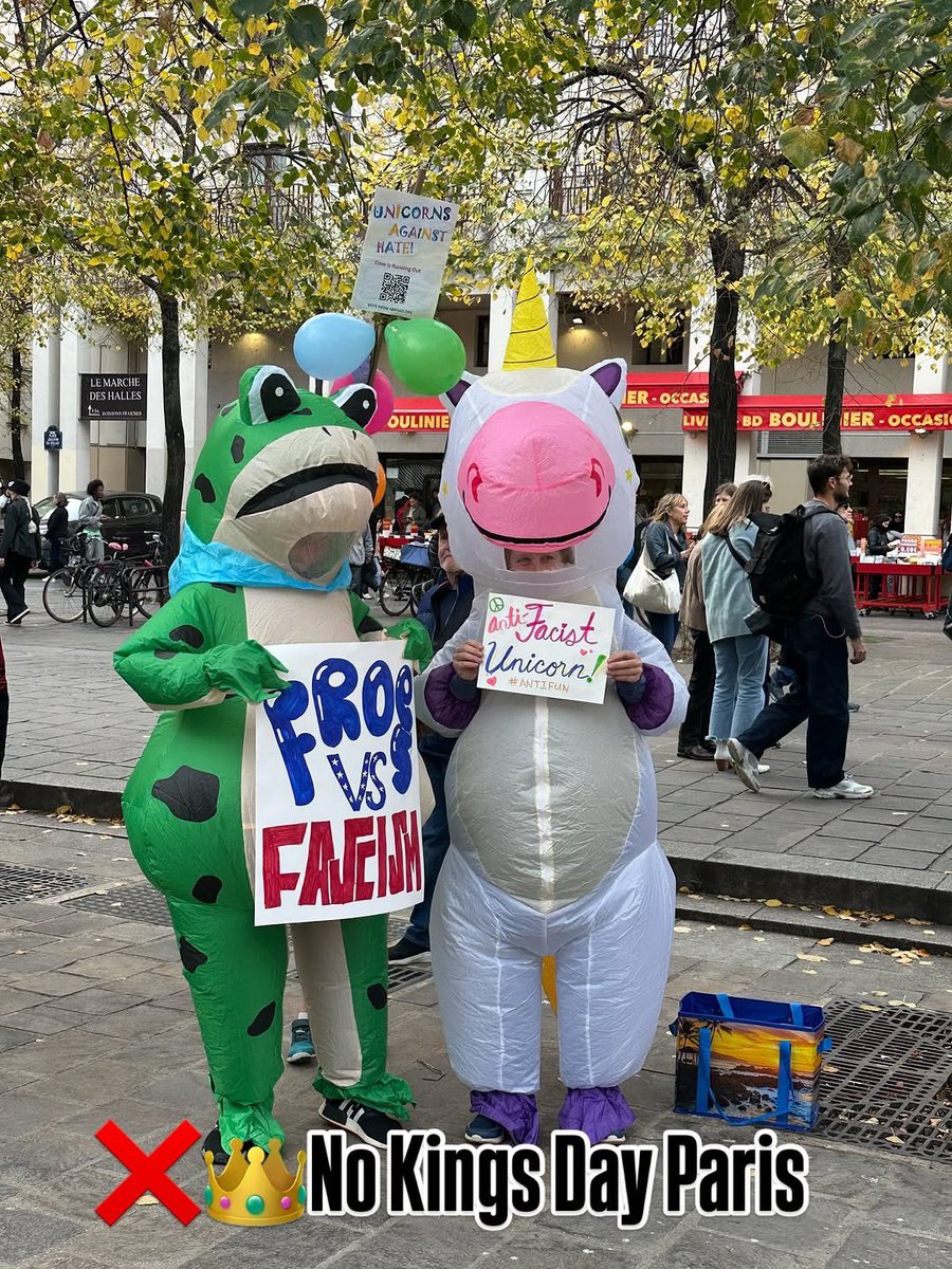 DemsAbroad's tweet image. 🇺🇸🇫🇷 #DemsAbroad Paris showed up and joined in #NoKingsDayOct18th!! A few of our favorite protest signs from today’s #NoKings rally. More in 🧵 #americansabroad #NoKingsInAmerica #NoKingsProtest @OfTheBraveUSA @DemsAbroadFR